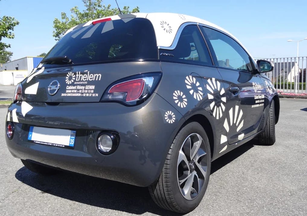 Citadine Opel Adam en marquage adhésif fleuri à Vitré