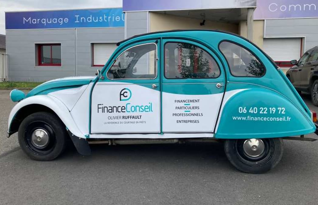 Citroën 2CV Finance Conseil en covering publicitaire à Vitré