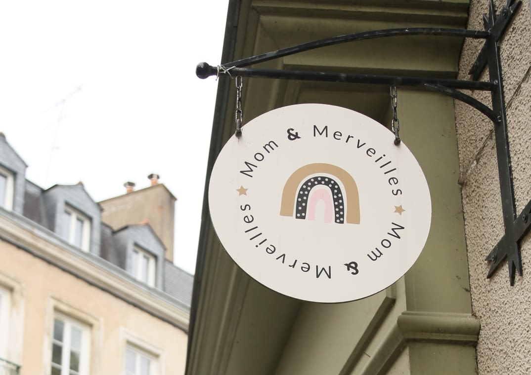 Enseigne drapeau ronde Mom & Merveilles fabriquée à Vitré