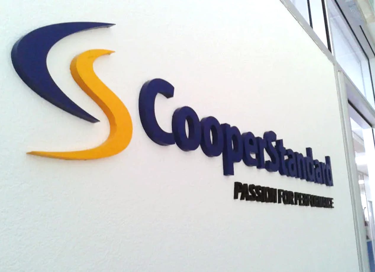 Enseigne en lettres relief CooperStandard fabriquée à Vitré