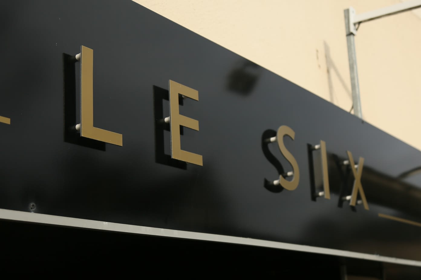 Enseigne en lettres relief dorées fabriquée à Vitré
