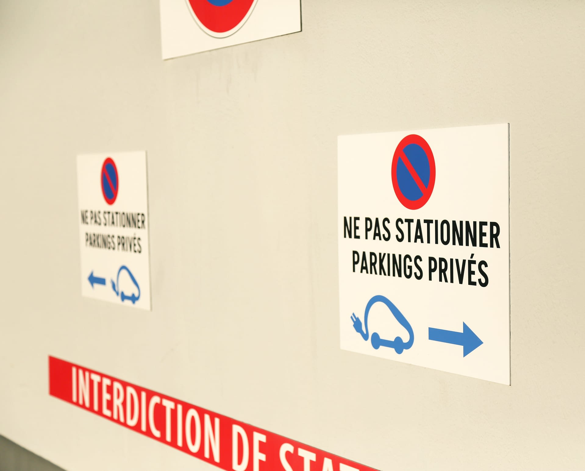 Panneaux d’interdiction de stationner sur parking privé à Vitré