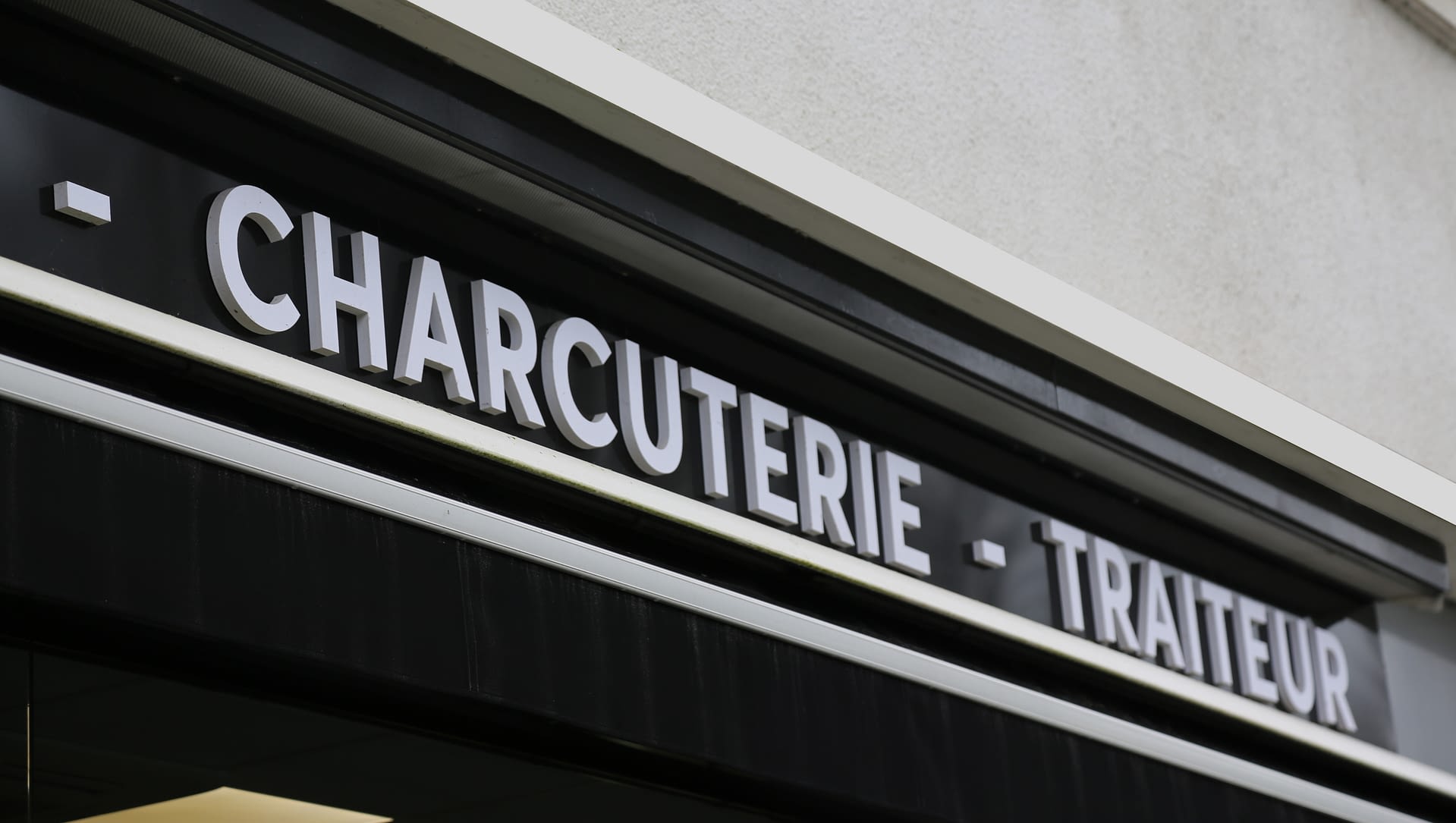Enseigne de façade charcuterie traiteur fabriquée à Vitré