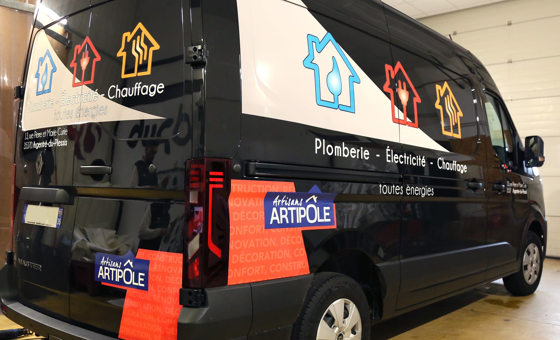 Fourgon Artpôle plomberie électricité marqué à Vitré