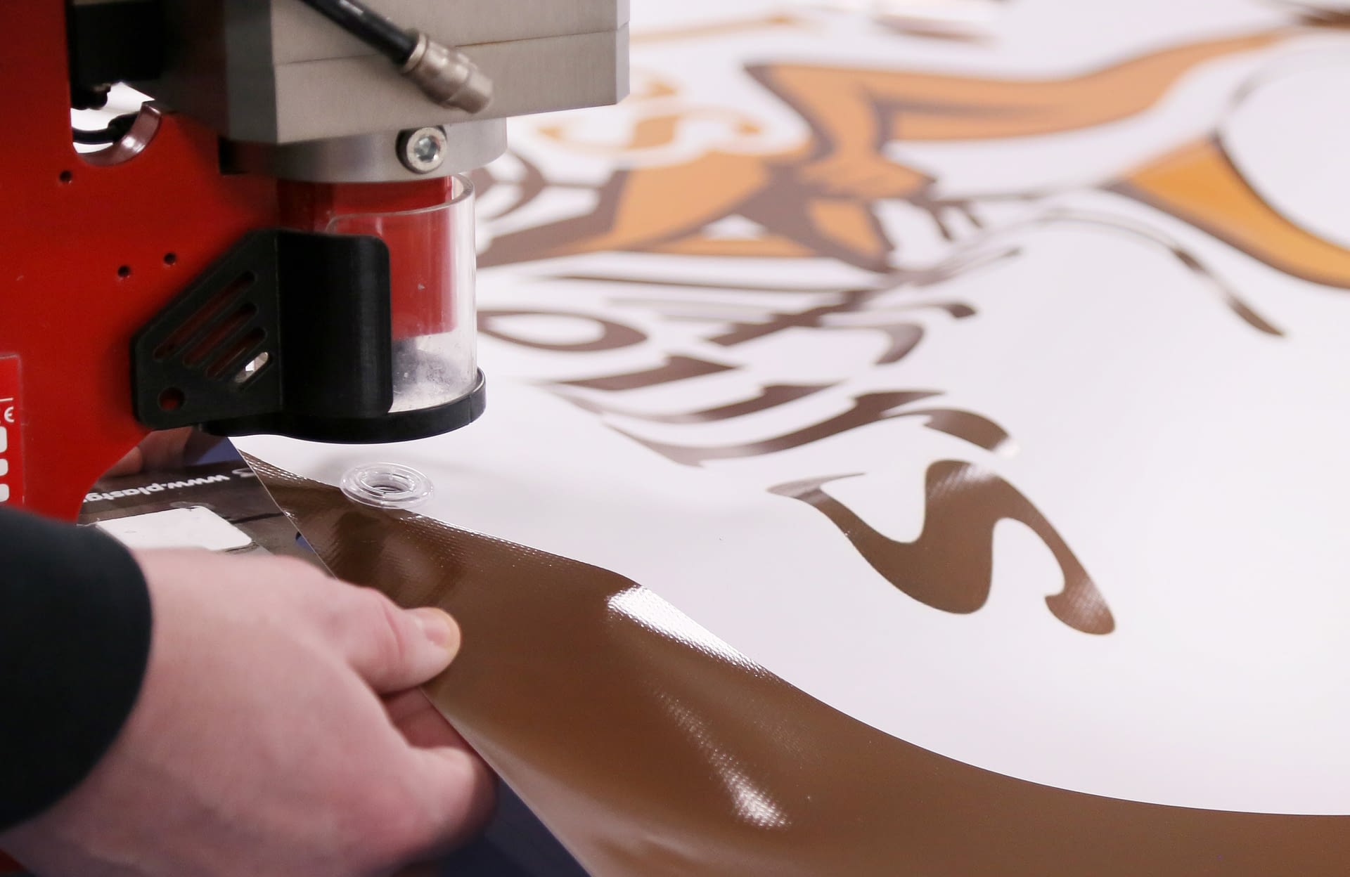 Pose d’adhésif lettrage par ID PUB, atelier signalétique à Vitré