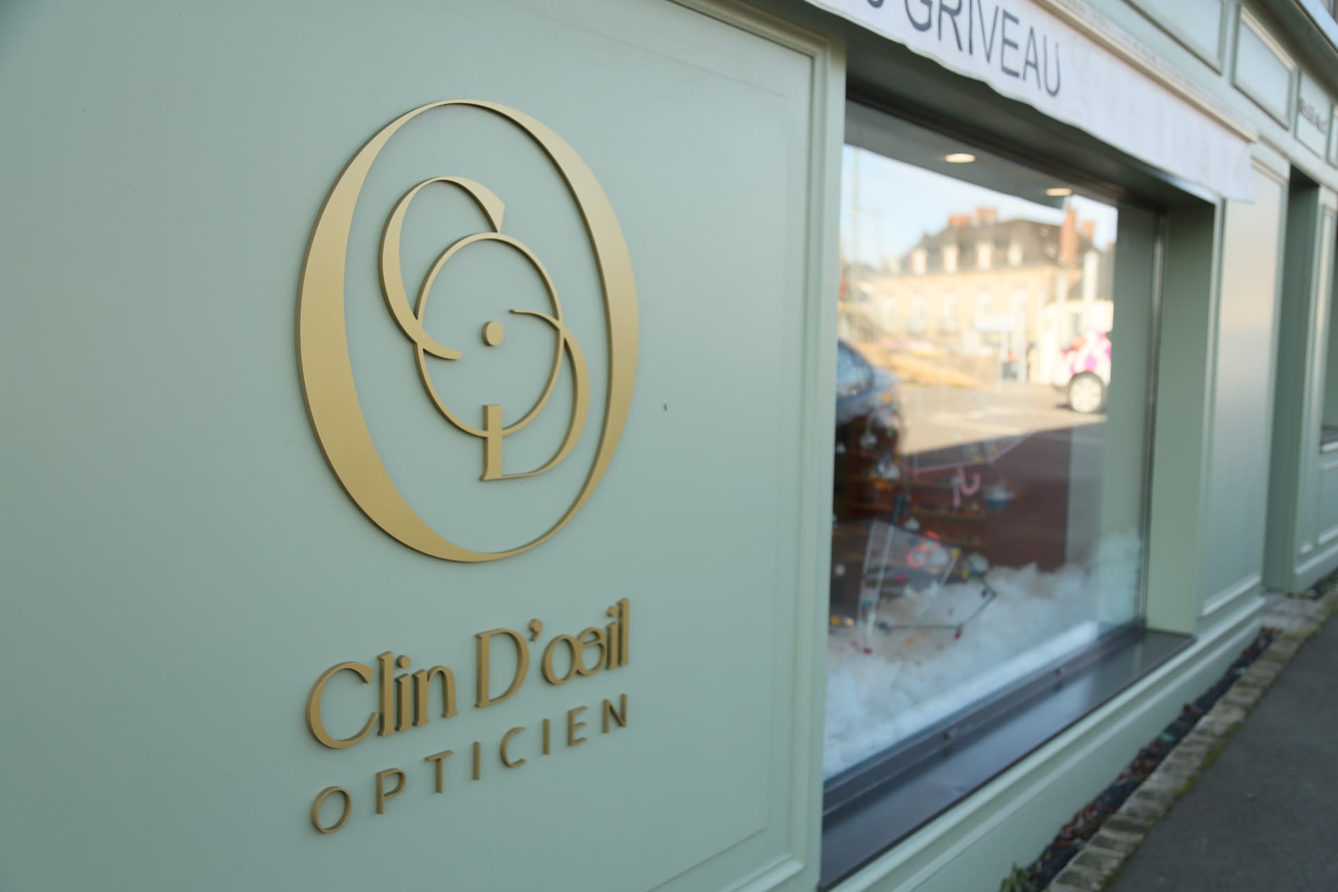 Vitrophanie dorée Clin d’Œil Opticien posée à Vitré