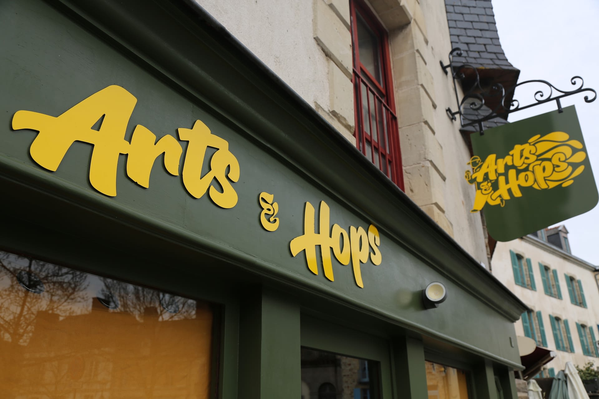 Enseigne de façade Arts & Hops en lettres découpées posée à Vitré