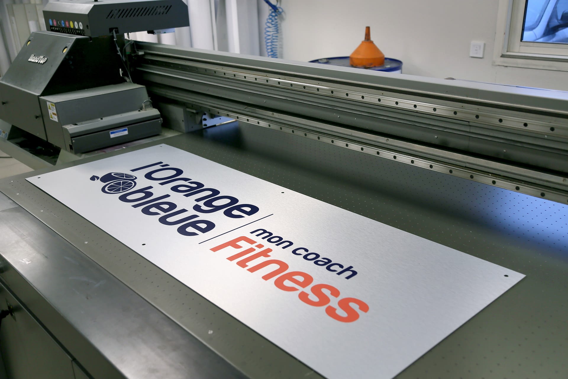 Impression numérique grand format panneau L’Orange Bleue Fitness à Vitré