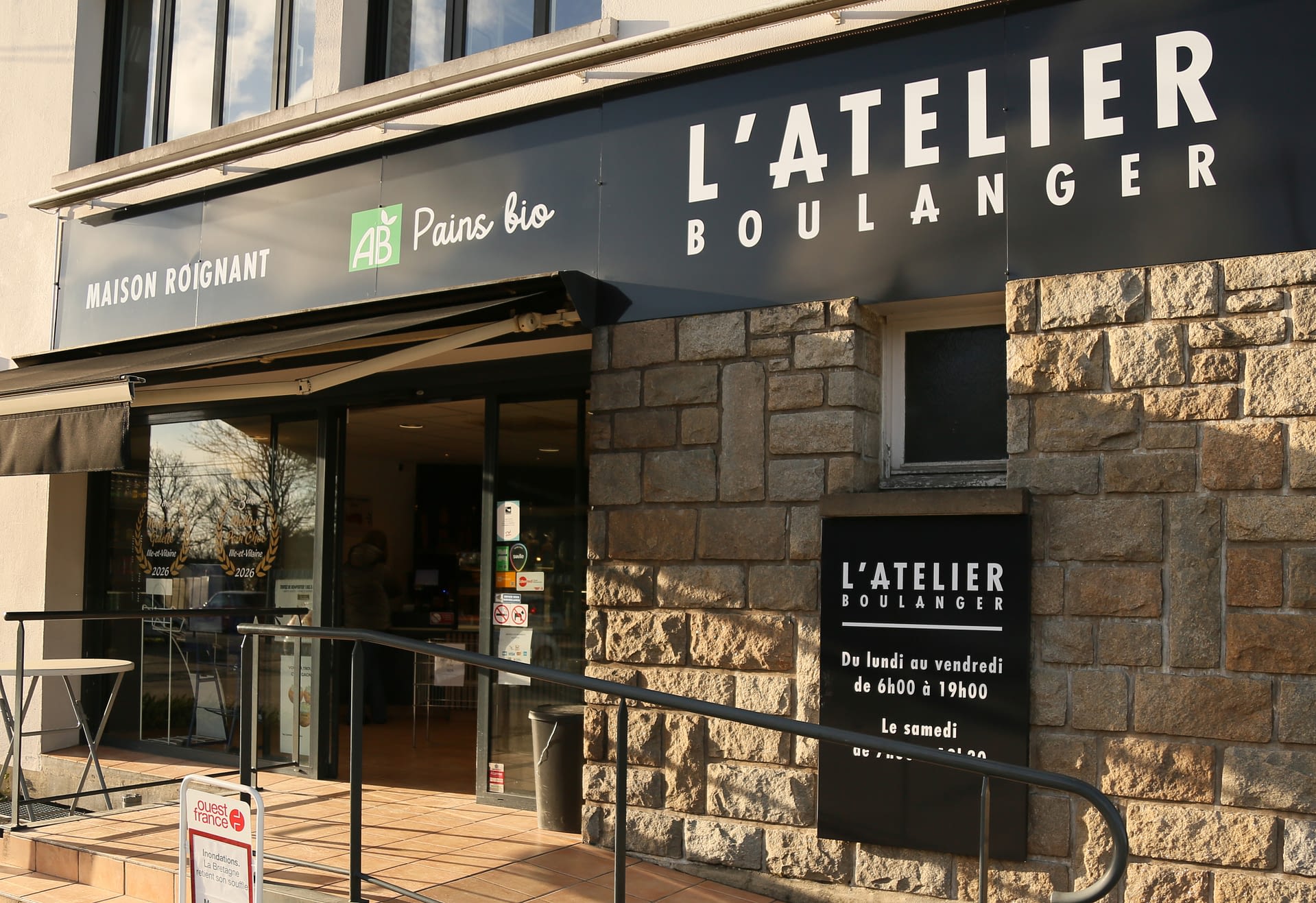 Enseigne de façade boulangerie L’Atelier posée à Vitré