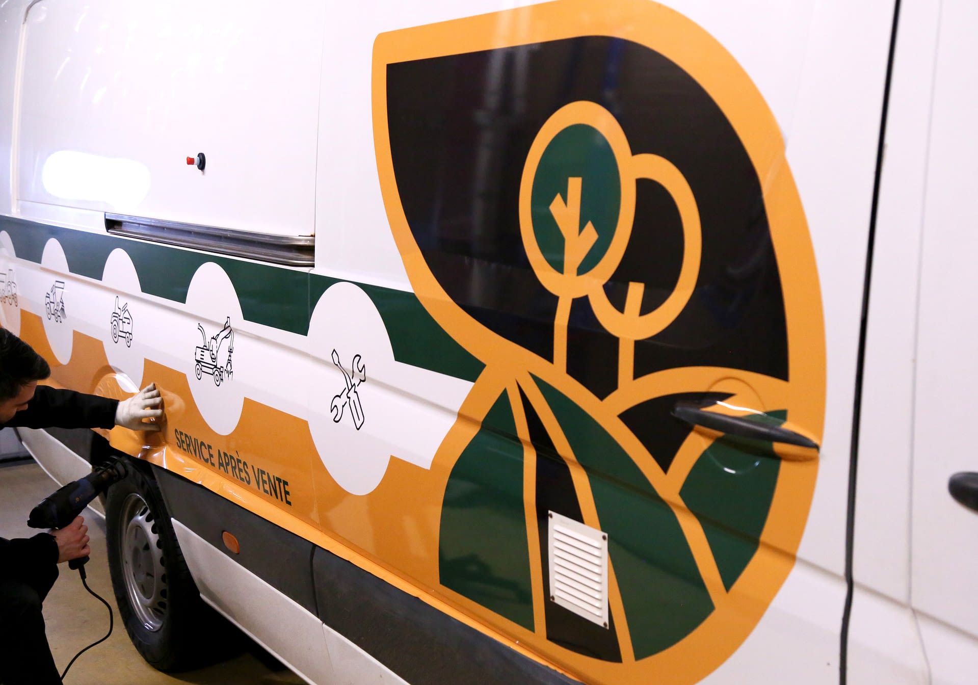 Détail covering logo sur véhicule réalisé à Vitré