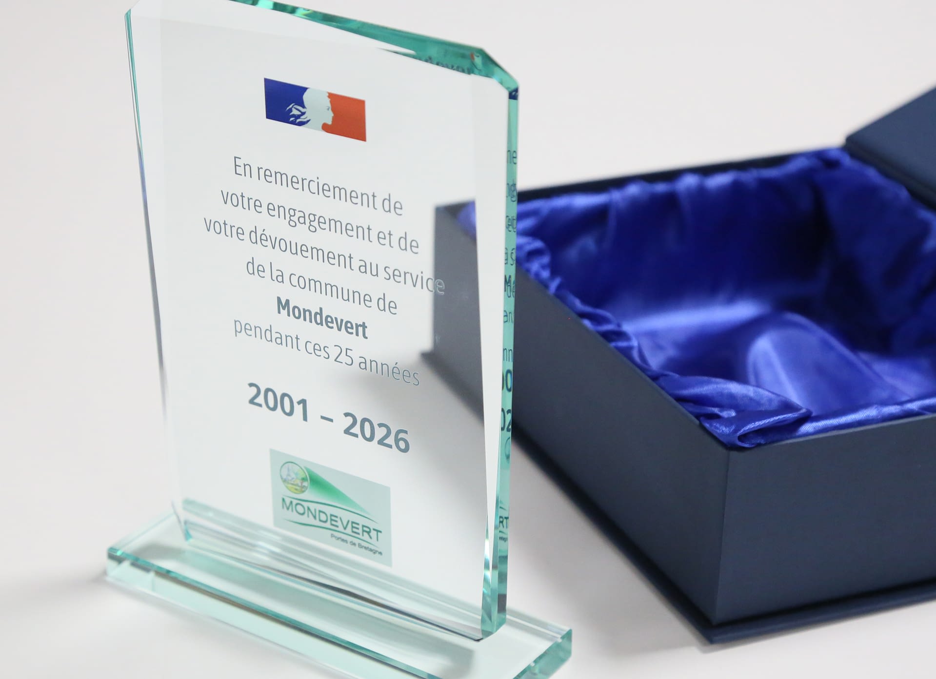Trophée en verre personnalisé par gravure laser pour la commune de Mondevert