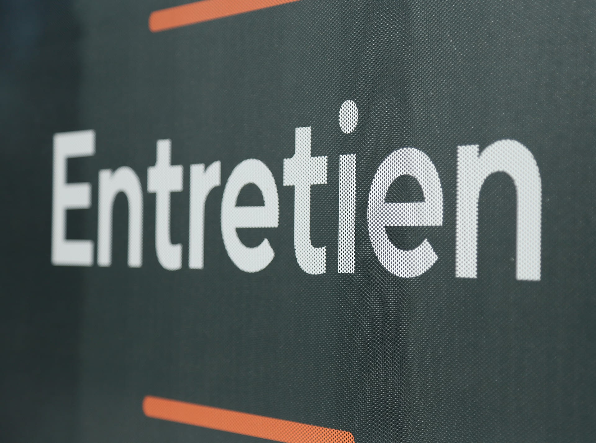 Adhésif microperforé sur vitre atelier d’entretien à Vitré