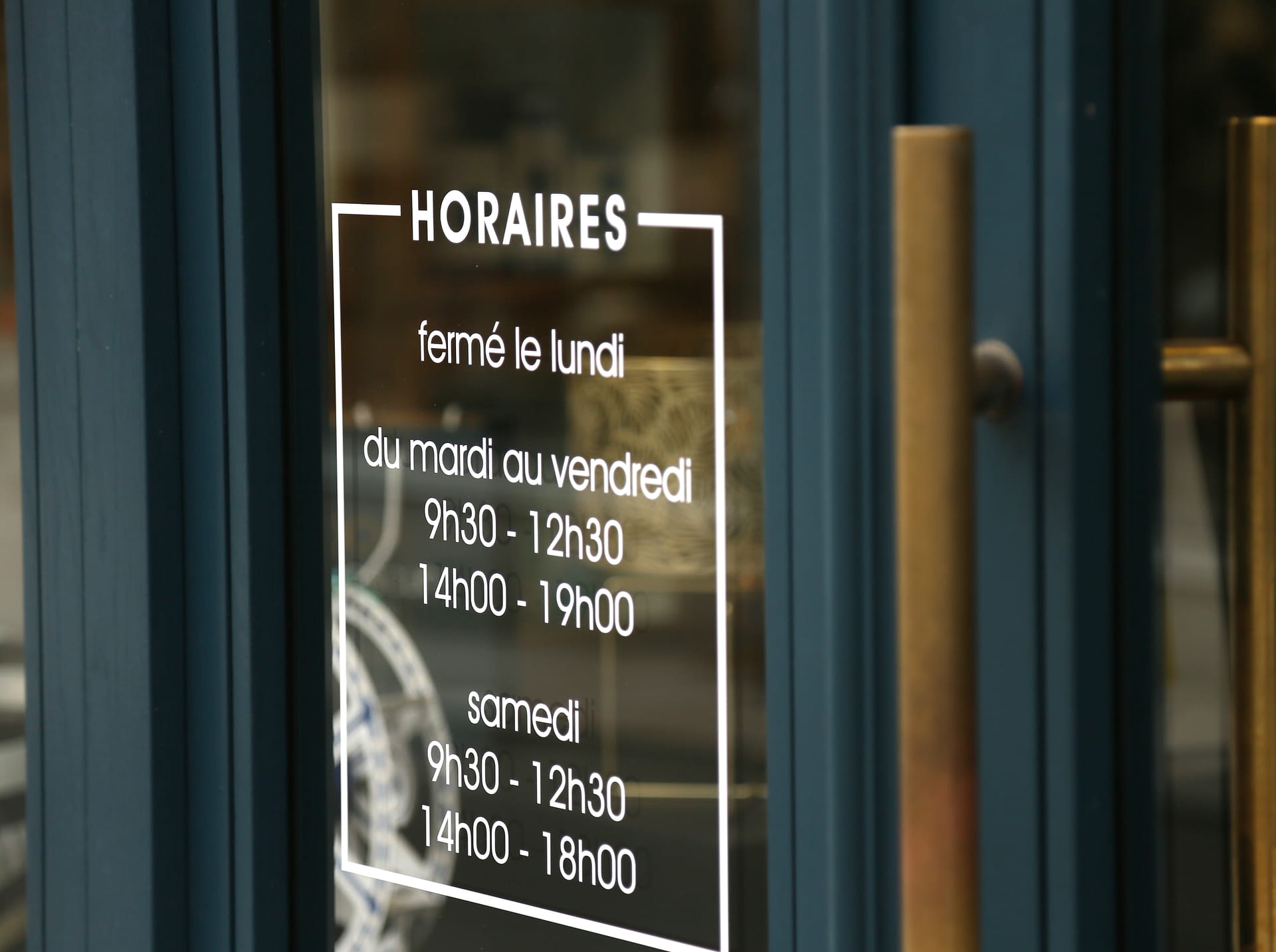 Vitrophanie des horaires sur porte vitrée posée à Vitré