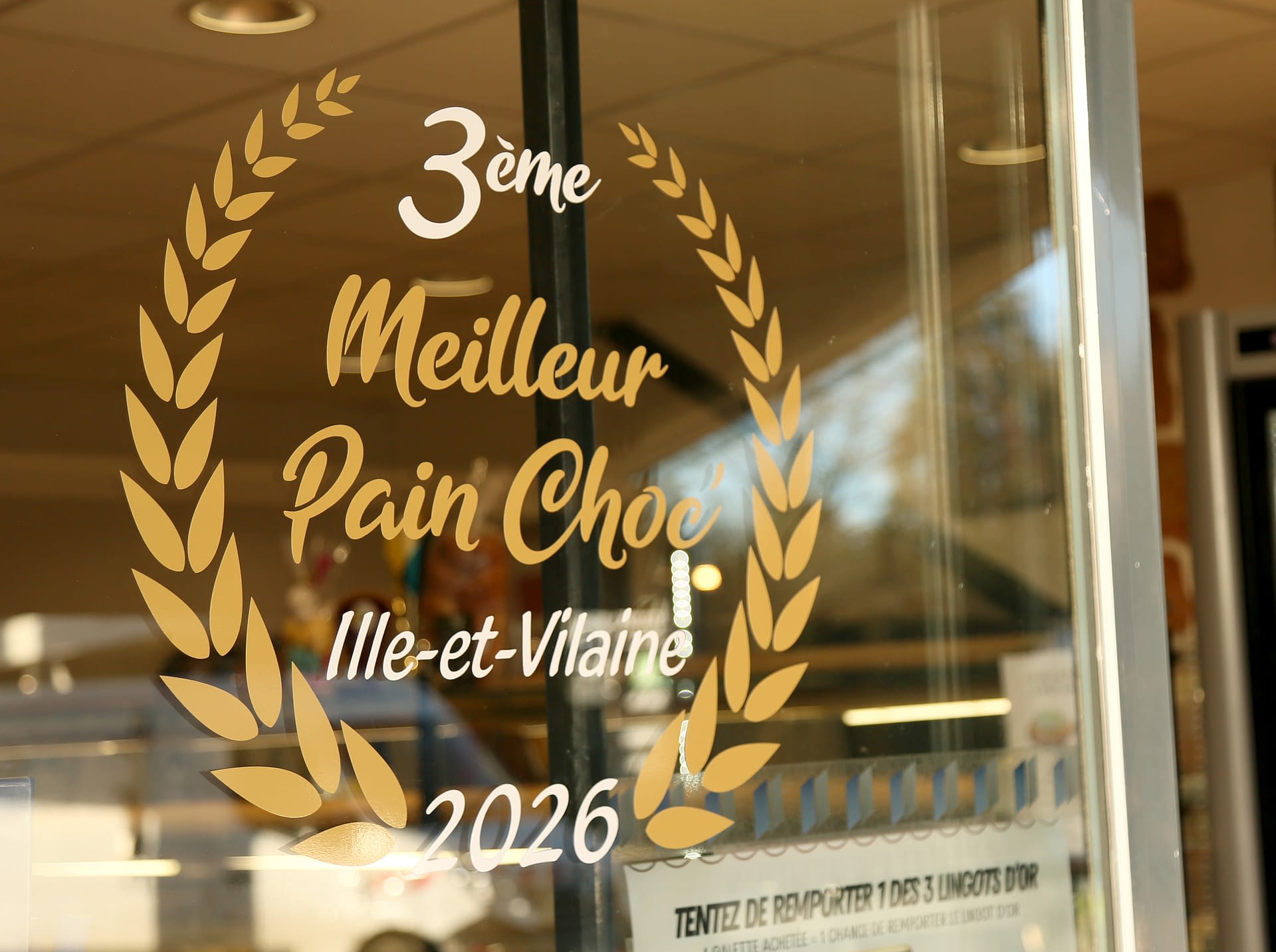 Vitrophanie dorée Meilleur Pain au Chocolat d’Ille-et-Vilaine à Vitré