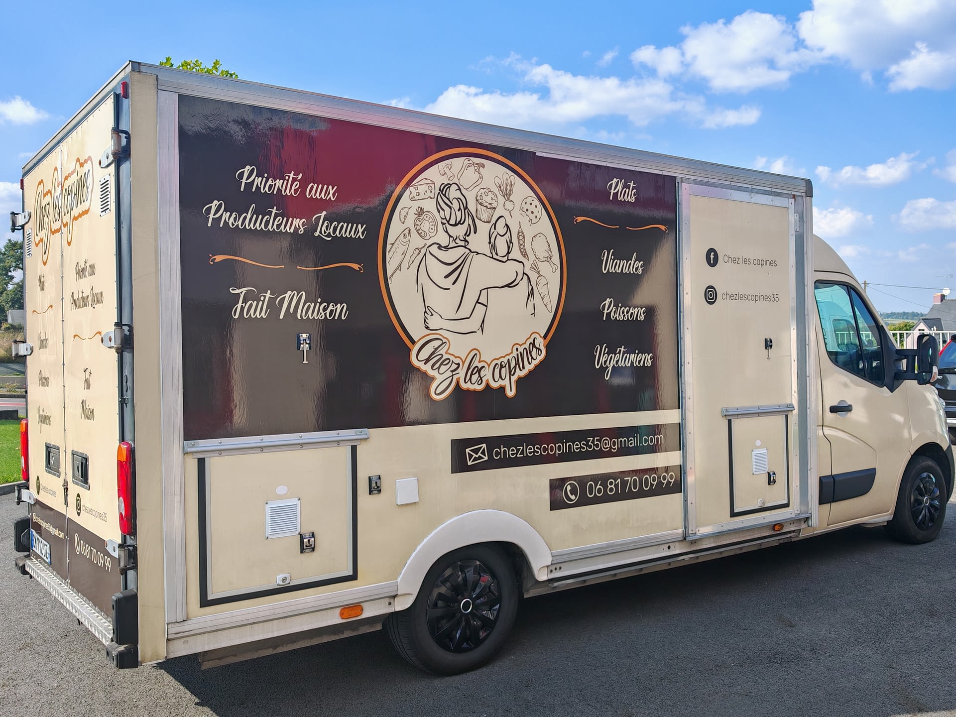 Camion magasin produits fermiers marqué par ID PUB à Vitré