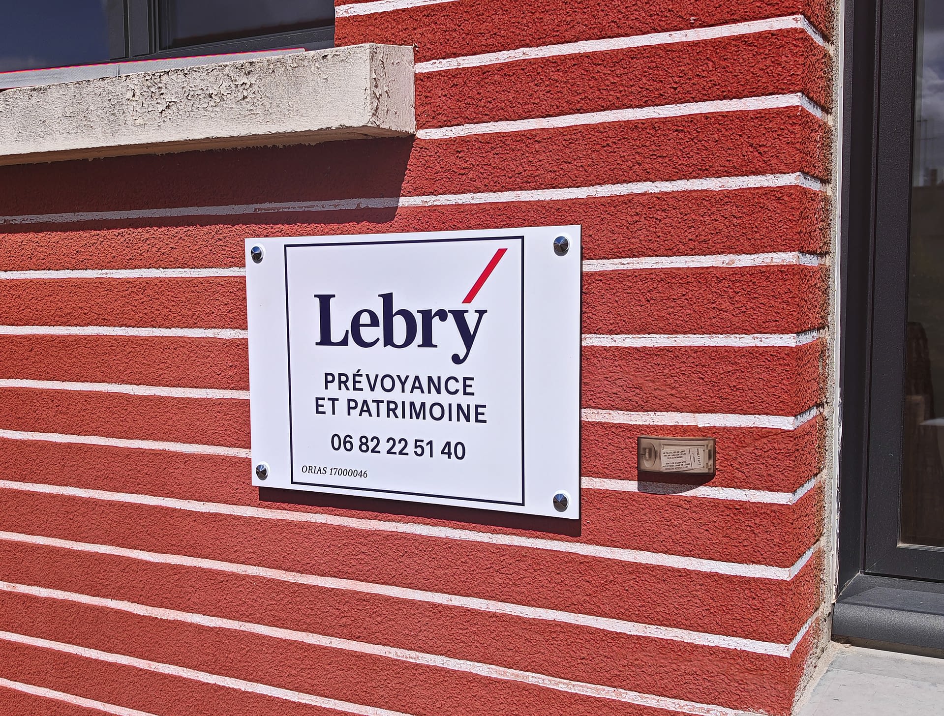Plaque signalétique extérieure Lebry Prévoyance posée à Vitré