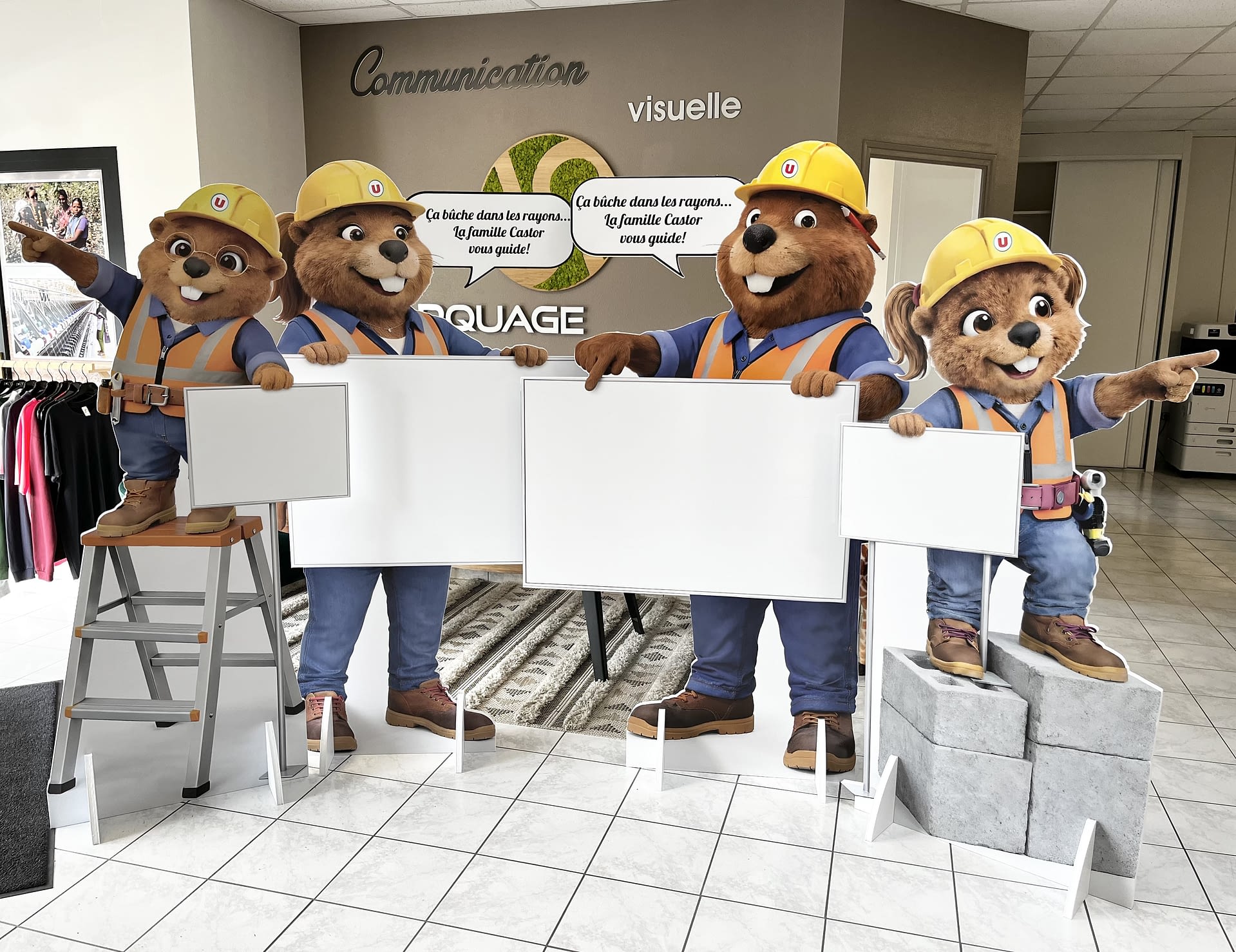 Équipe ID PUB et mascottes castors avec panneaux signalétique à Vitré