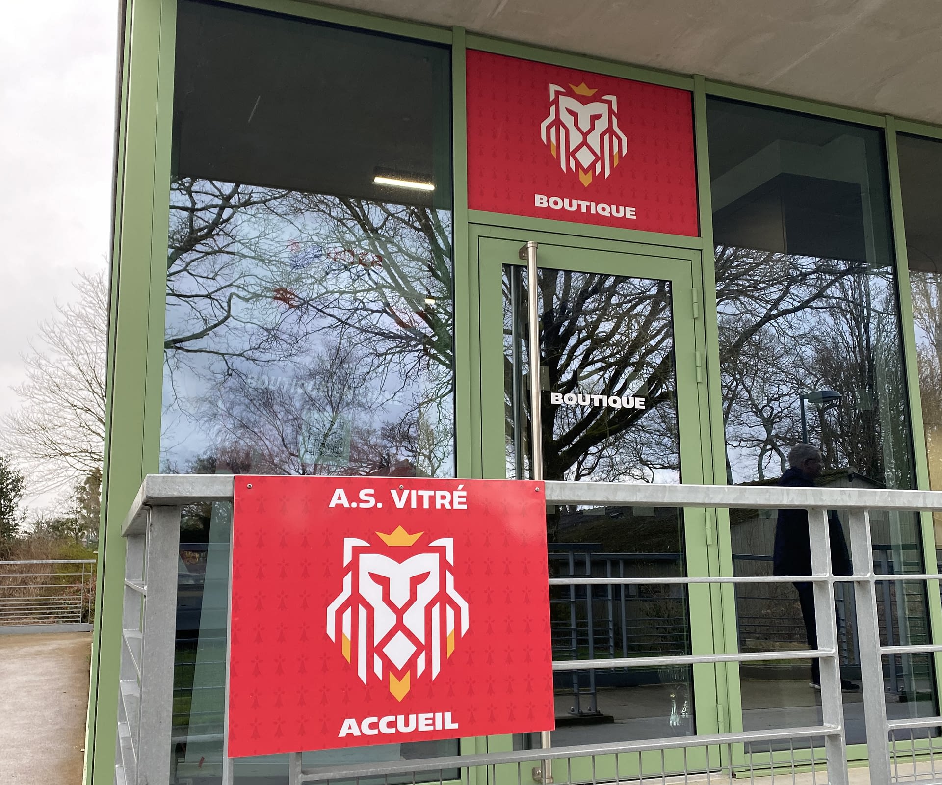 Signalétique vitrine club A.S. Vitré posée à Vitré
