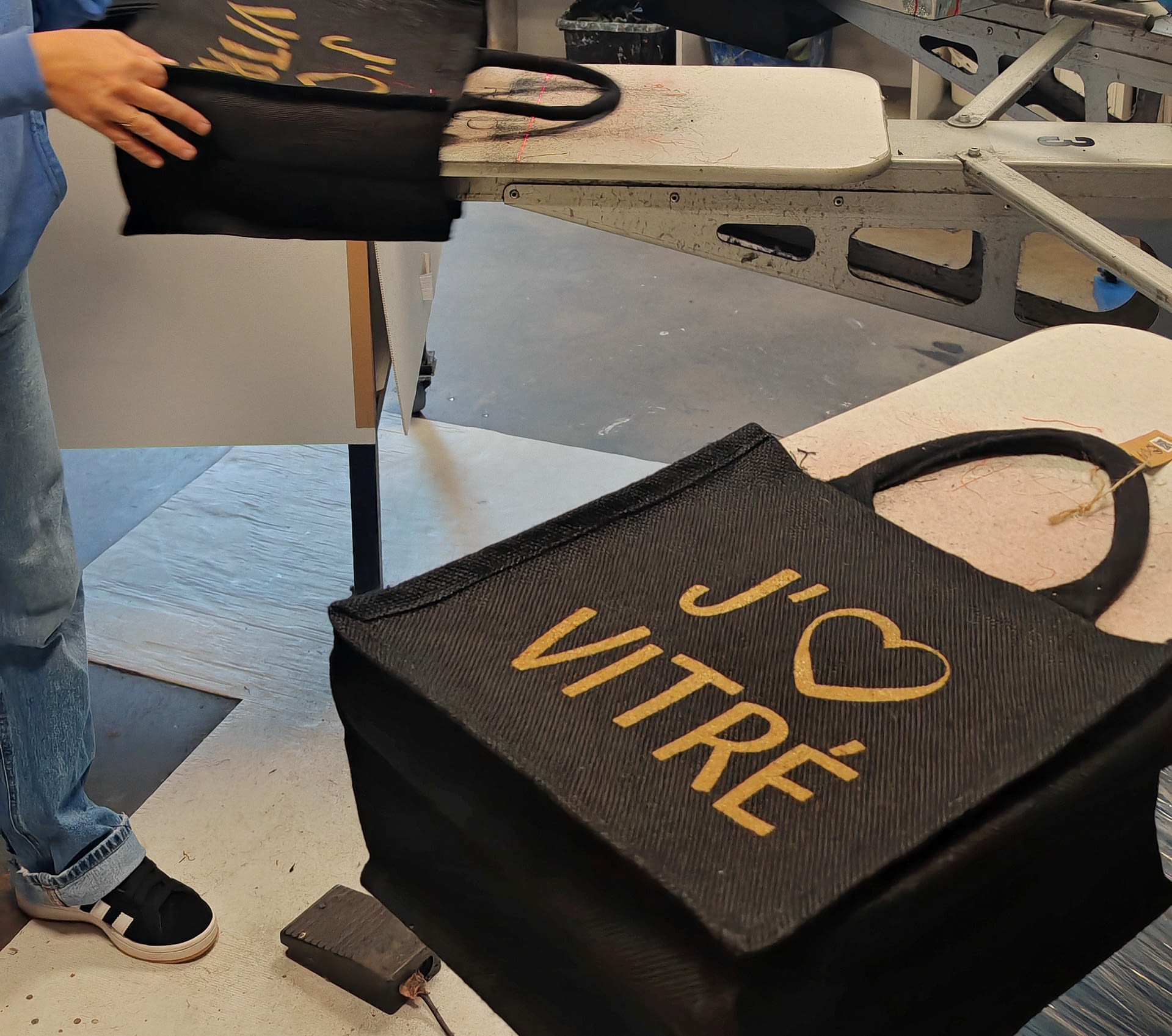 Tote bag floqué J’aime Vitré réalisé en atelier à Vitré