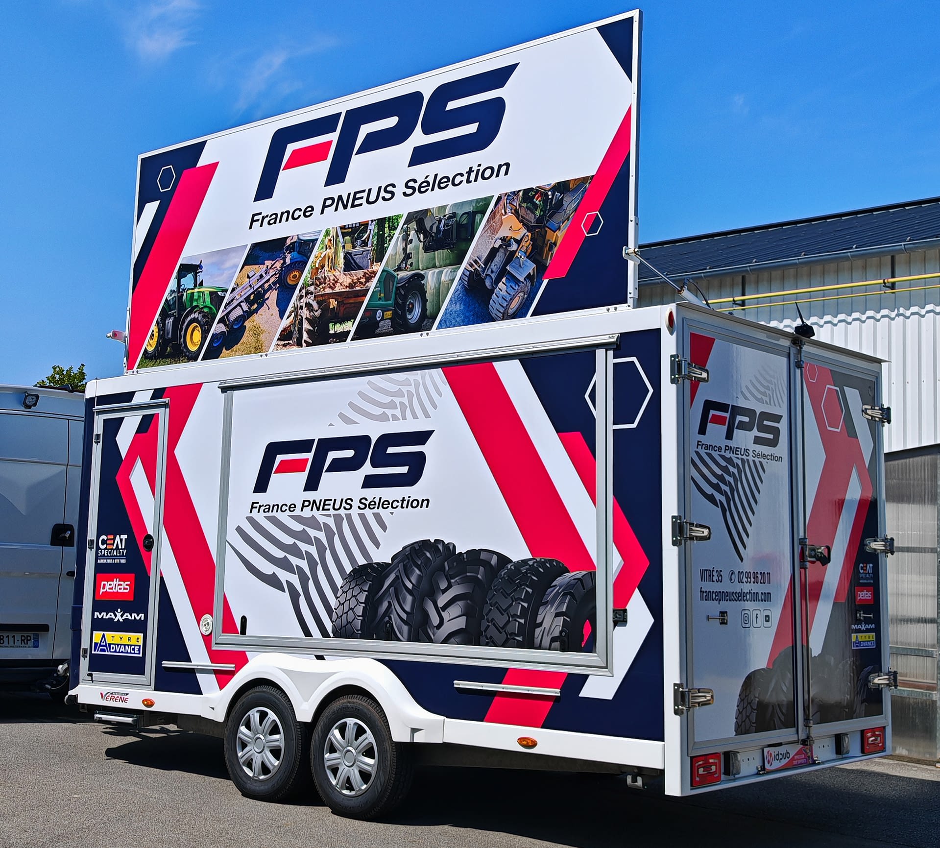 Remorque publicitaire FPS Pneus marquée par ID PUB à Vitré