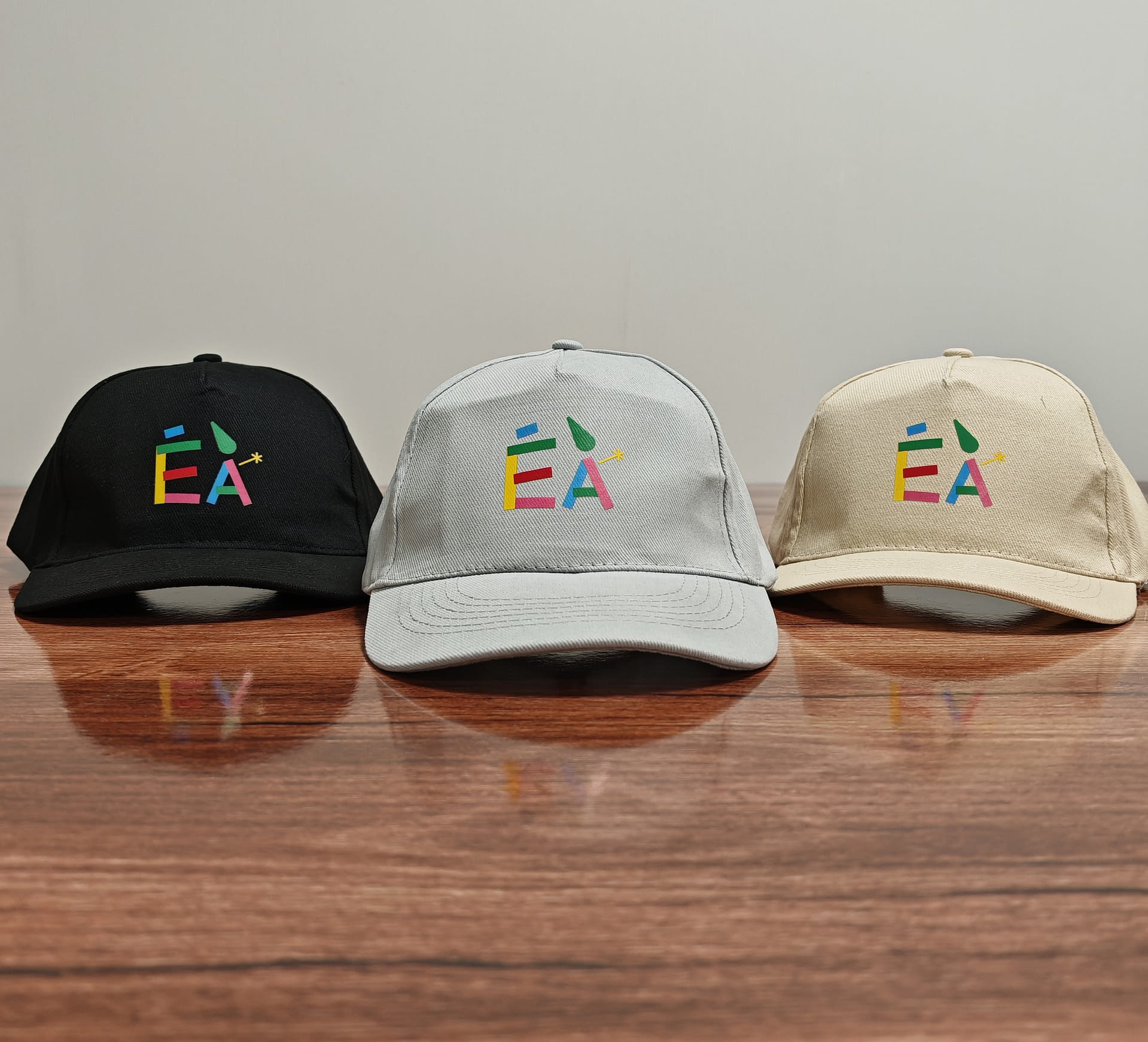 Casquettes brodées logo EA réalisées à Vitré