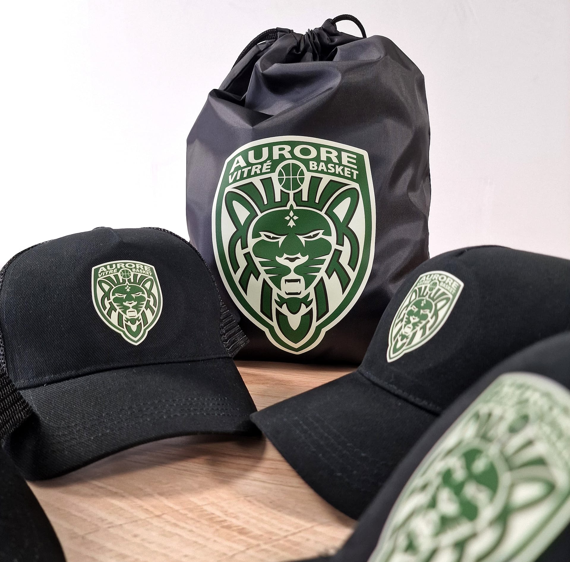 Sac à cordon et casquettes brodés logo lynx à Vitré