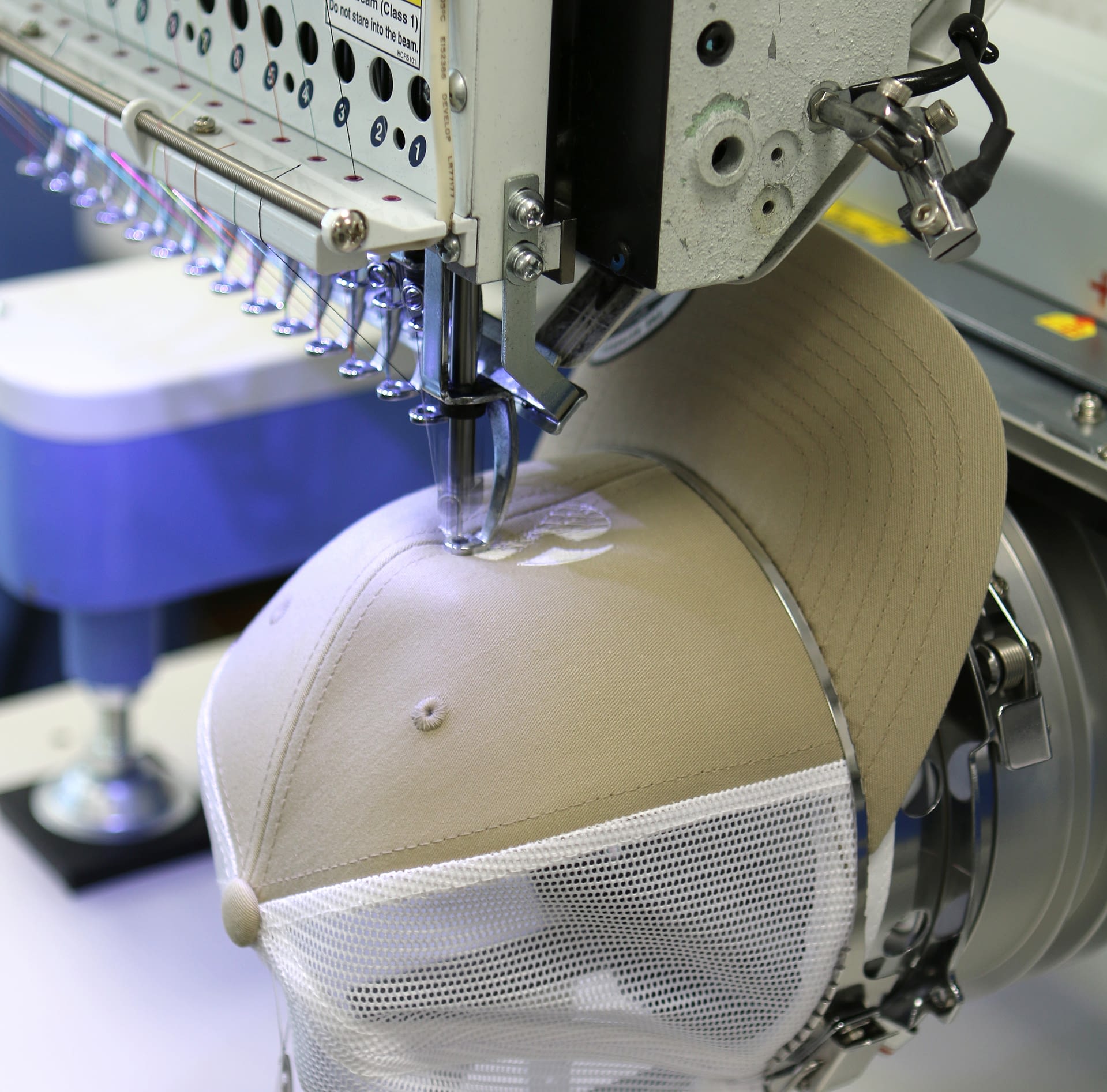 Machine de broderie textile en action dans l’atelier ID PUB à Vitré