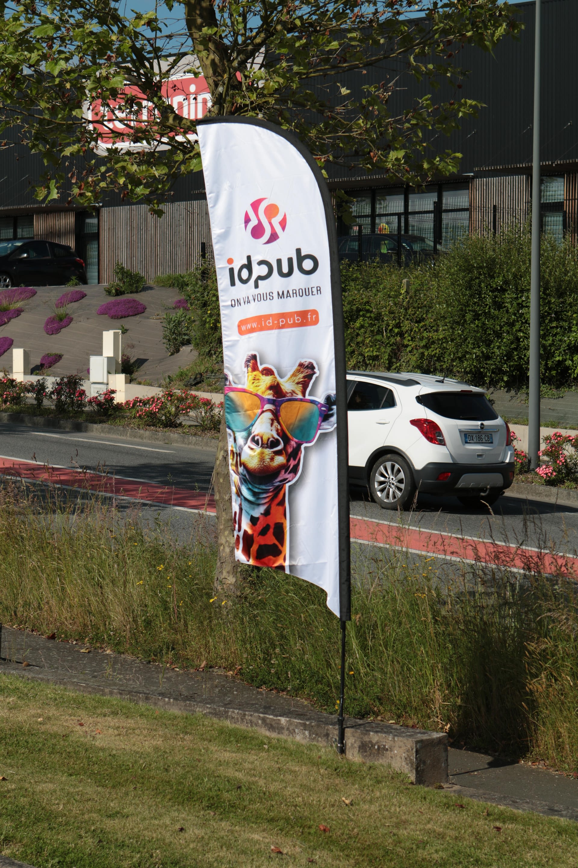 Drapeau windflag PLV personnalisé par impression aux couleurs d'ID PUB