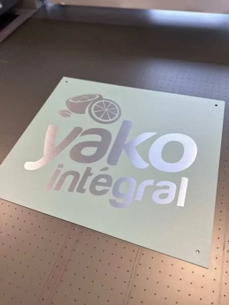 Panneau plexiglas relief enseigne Yako Intégral réalisé à Vitré
