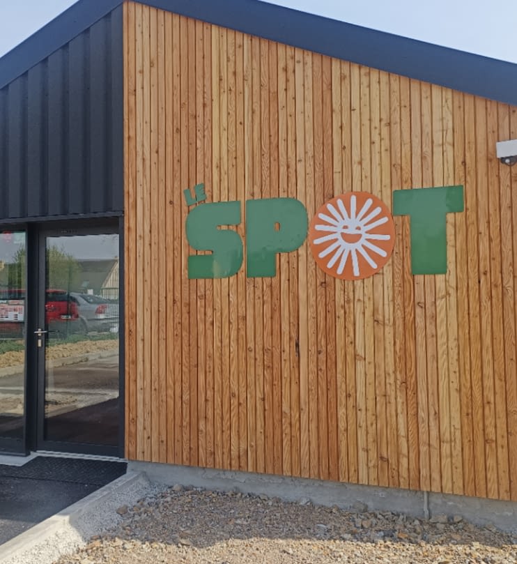 Habillage de façade bois enseigne Le Spot à Vitré