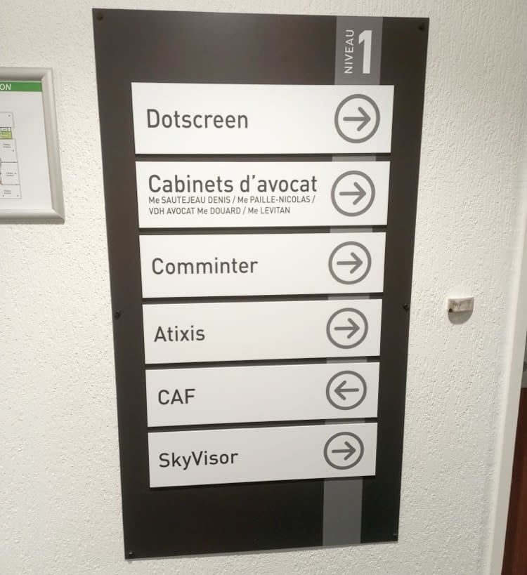 Panneau directionnel d’orientation bureaux posé à Rennes