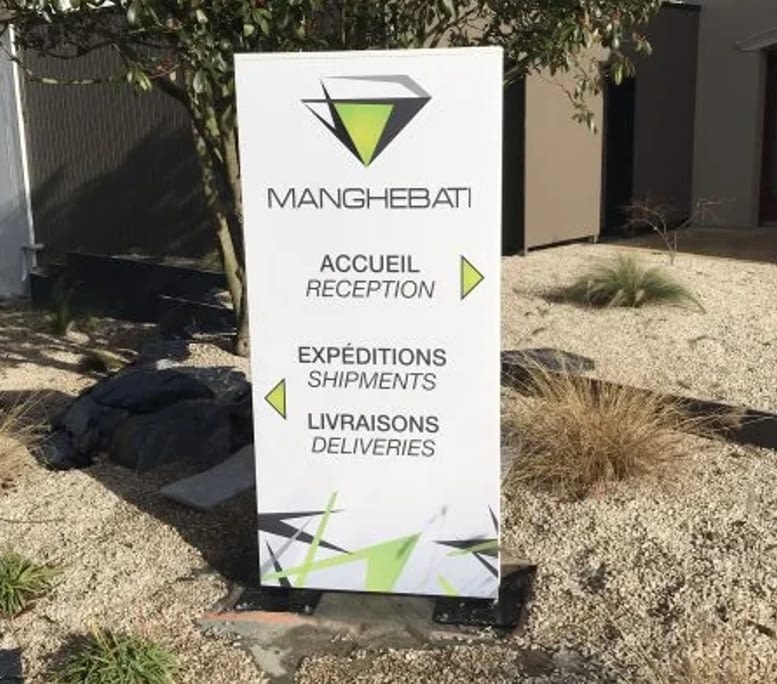 Totem signalétique extérieur Manghebati installé à Vitré