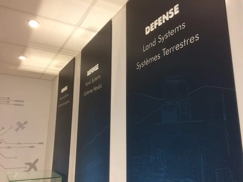 Signalétique intérieure de couloir Defense Land Systems à Vitré
