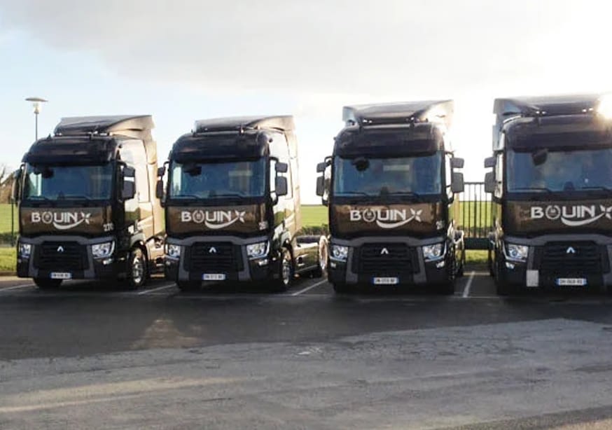 Flotte de camions porteurs marqués par ID PUB à Vitré