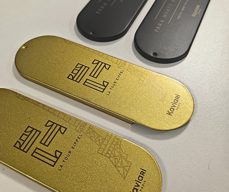 Plaques métalliques marquées personnalisées pour Kaviari et Park Hyatt